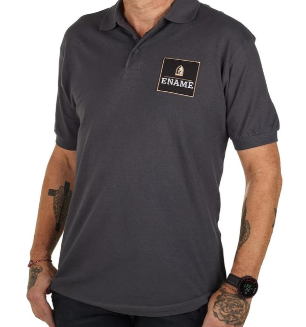 Grijze polo met Ename logo op de borst, gemaakt van 100% katoen, ideaal voor casual en sportieve looks