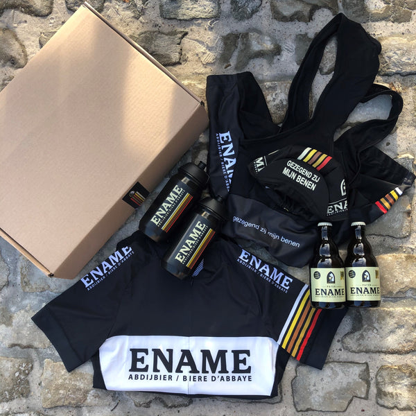 Ename wielerbox met koerstrui, koersbroek, koerspet, drinkbussen, Ename Pater en glas in een stijlvolle geschenkverpakking.