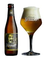 Adriaen Brouwer Tripel flesje naast een glas, Belgische biotripel met koriander, curaçao en een kruidige smaak, 9% alcohol.