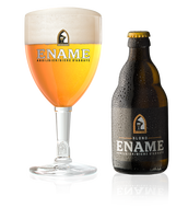 Ename Blond flesje naast een gevuld glas Ename Blond, Belgisch abdijbier met een gouden kleur en schuimkraag