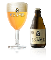 Ename Pater flesje naast een gevuld glas Ename Pater, Belgisch abdijbier met een blonde kleur en een rijke schuimkraag