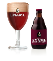 Ename Rouge flesje naast een gevuld glas Ename Rouge, dieprood Belgisch abdijfruitbier met een lichtroze schuimkraag en een aroma van kersen, met een perfect gebalanceerde zoetzuur verhouding.