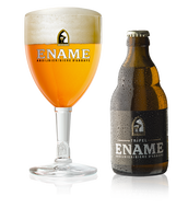 Ename Tripel flesje naast een gevuld glas Ename Tripel, Belgisch abdijbier met een gouden kleur en een volle schuimkraag.