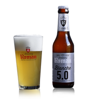 Roman Blanche flesje naast glas,  gebrouwen door Brouwerij Roman, bekend om traditionele Belgische bieren