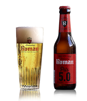 Flesje Roman Pils naast een glas helder goudkleurig Belgisch bier met schuimkraag, gebrouwen door Brouwerij Roman, bekend om traditionele Belgische bieren