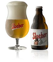Sloeber flesje naast een glas, blonde Belgisch bier met een fruitige, lichtzoete smaak en een subtiele bitterheid in de afdronk