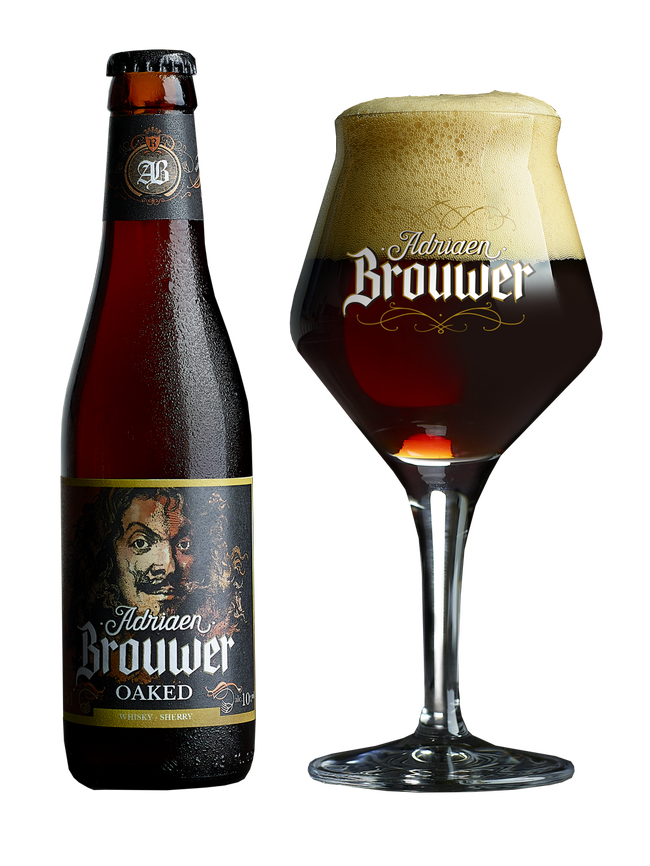 Adriaen Brouwer Oaked flesje naast een glas, donkerbruin Belgisch biobier gerijpt op sherry- en whiskyvaten, met een subtiele houttoets en 10% alcohol.