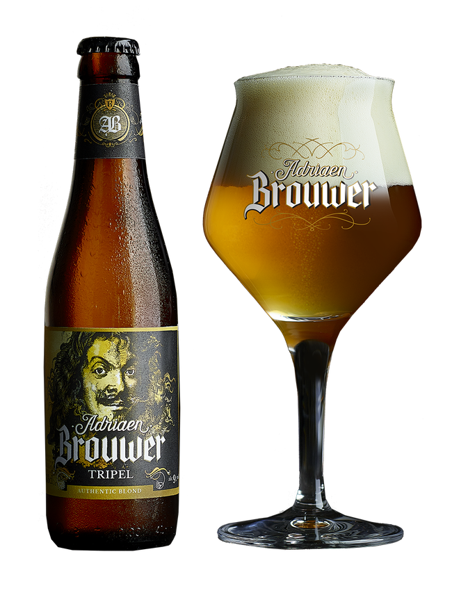 Adriaen Brouwer Tripel Adriaen Brouwer Tripel flesje naast een glas, Belgische biotripel met koriander, curaçao en een kruidige smaak, 9% alcohol.