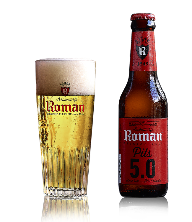 Flesje Roman Pils naast een glas helder goudkleurig Belgisch bier met schuimkraag, gebrouwen door Brouwerij Roman, bekend om traditionele Belgische bieren